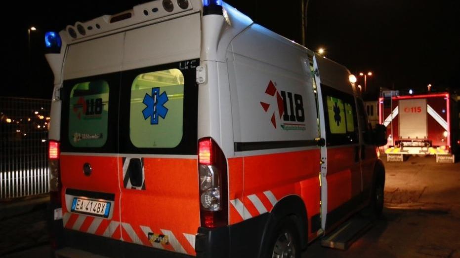 Chiama l’ambulanza e il figlio aggredisce i soccorritori