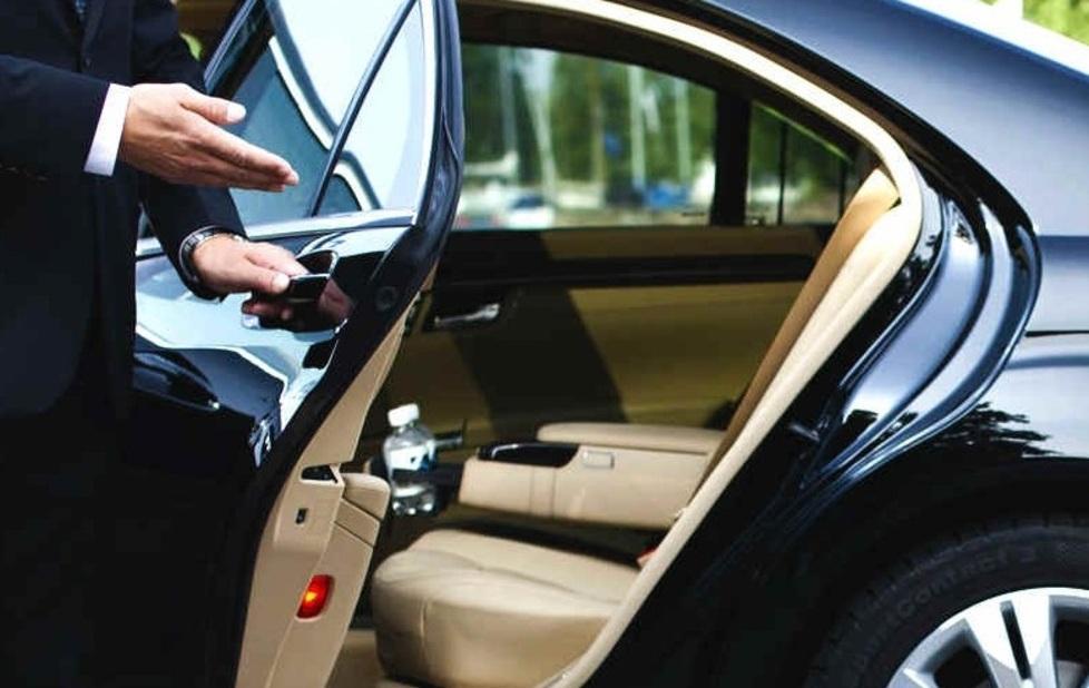 Noleggia auto e conducente e paga con bonifico-patacca