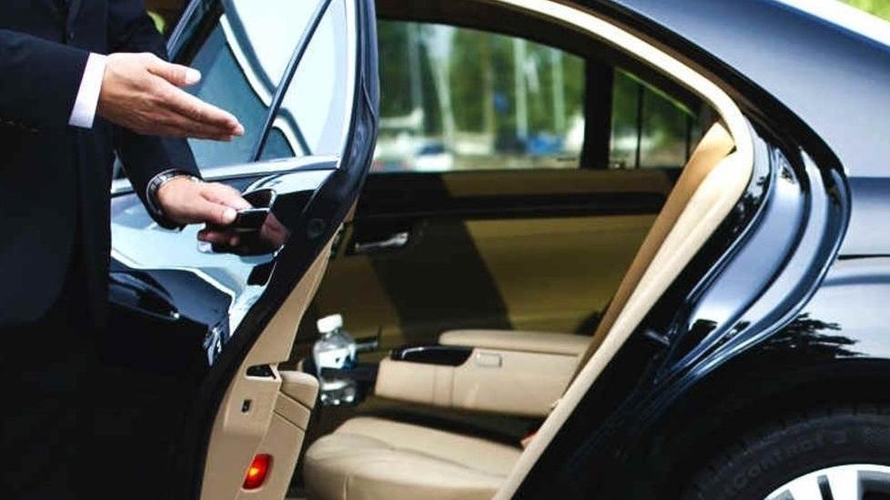 Noleggia auto e conducente e paga con bonifico-patacca