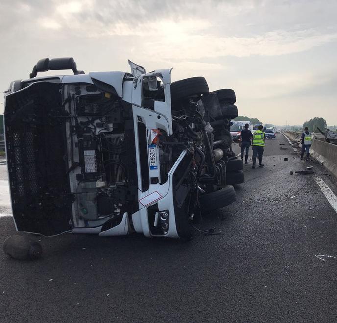 Camion si ribalta, code chilometriche