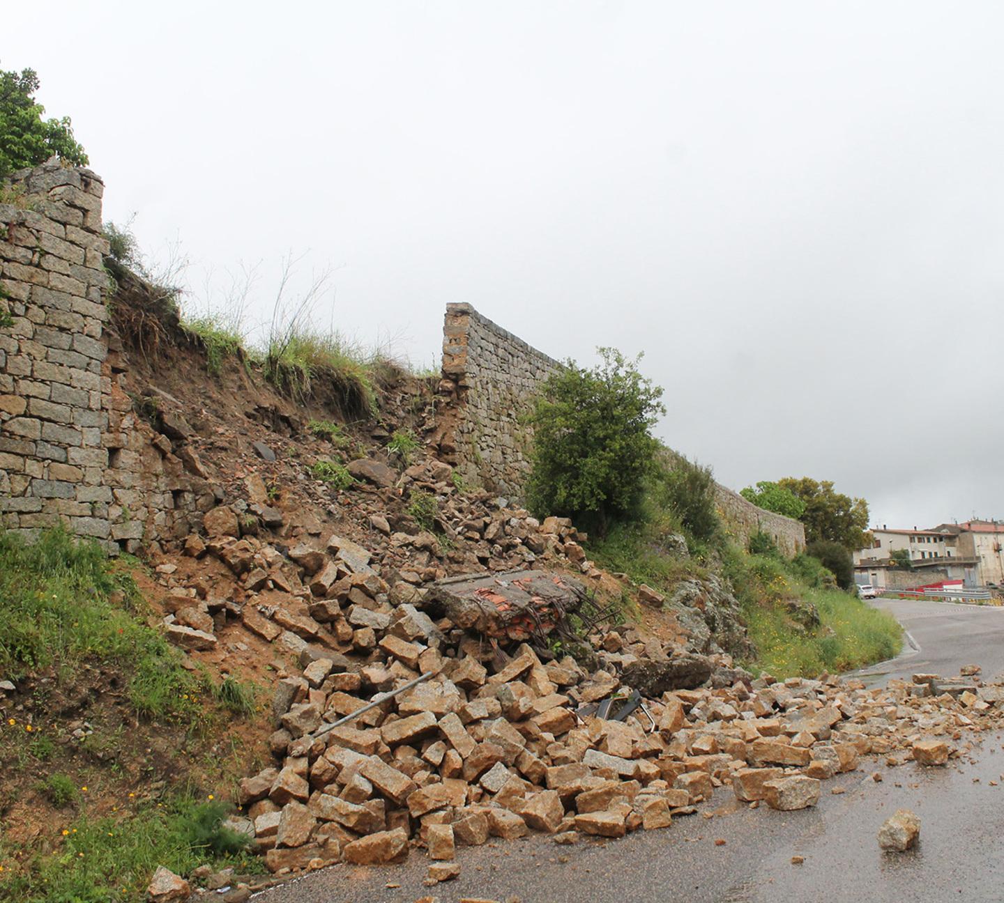 La pioggia fa crollare un muro