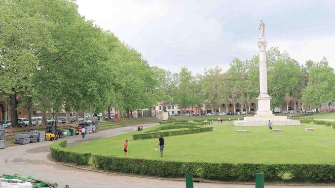 L’allestimento di Piazza Ariostea