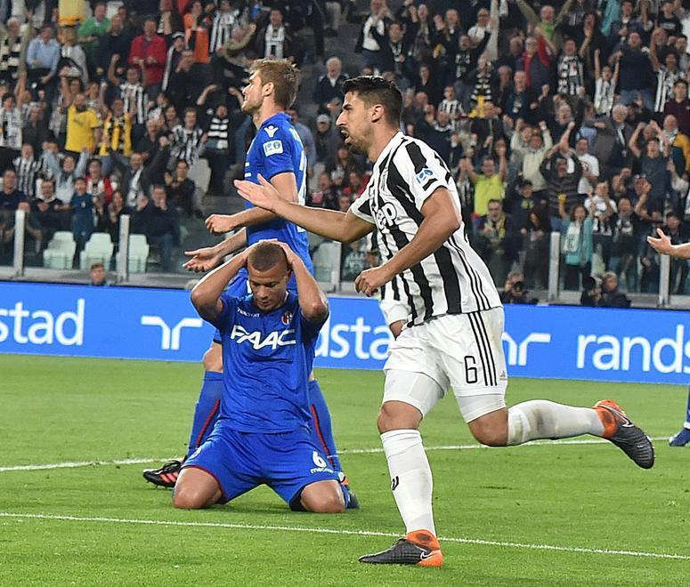 Douglas Costa accende la Juve Super ripresa, tre gol al Bologna 