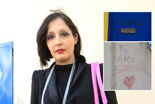 Sarah e le due scritte che hanno portato la donna a presentare denuncia