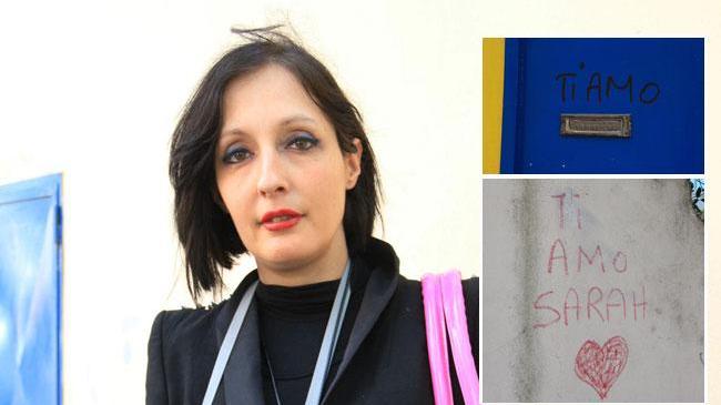 Sarah e le due scritte che hanno portato la donna a presentare denuncia