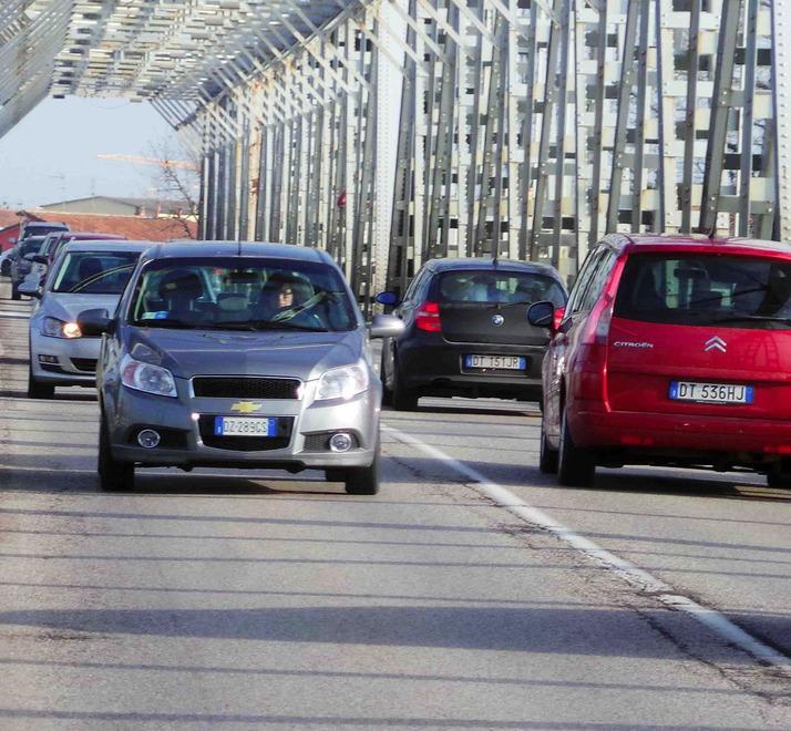 -14 alla chiusura del ponte sul Po. Traghetto, bus, telepass: incognite da risolvere 