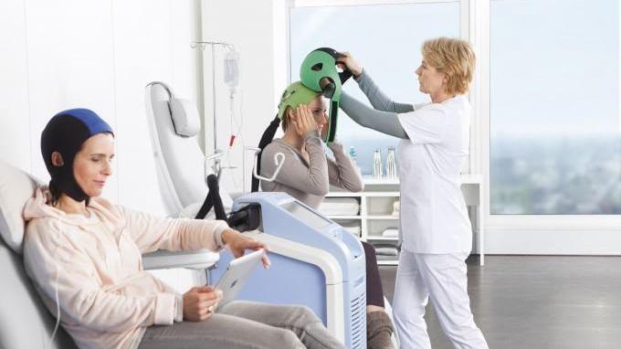 Tumore al seno, a Prato il casco anti caduta capelli