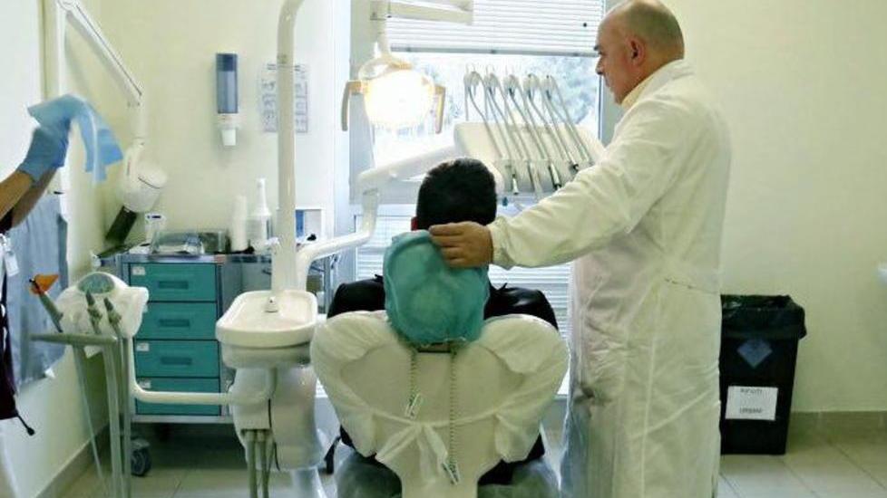 Dodici dentisti a prezzi low cost