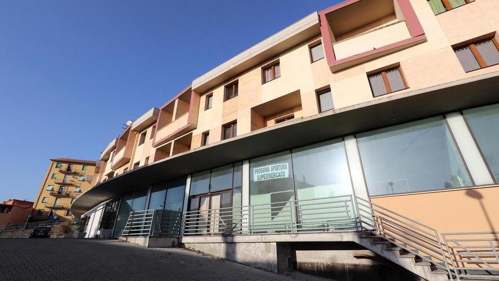 L’edificio di Grotta Parlanti a Monsummano dove a breve aprirà l’Euromarket (Foto Nucci)