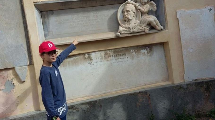 Filippo durante la visita al cimitero di Bonaria peer Monumenti aperti