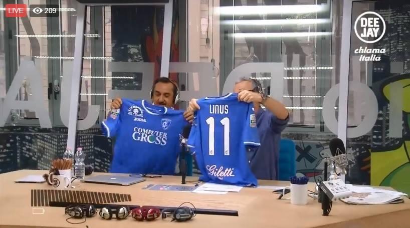 Savino e Linus con le maglie azzurre (foto Deejay chiama Italia)