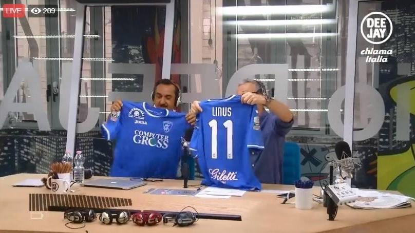 Savino e Linus con le maglie azzurre (foto Deejay chiama Italia)