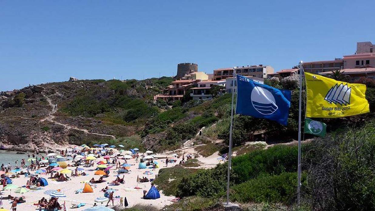 La bandiera blu sulla spiaggia della Rena Bianca a Santa Teresa