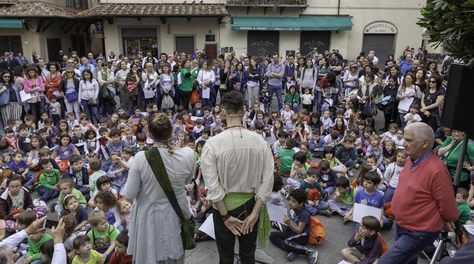 Le piazze di Pistoia invase dal verde e dai bambini 