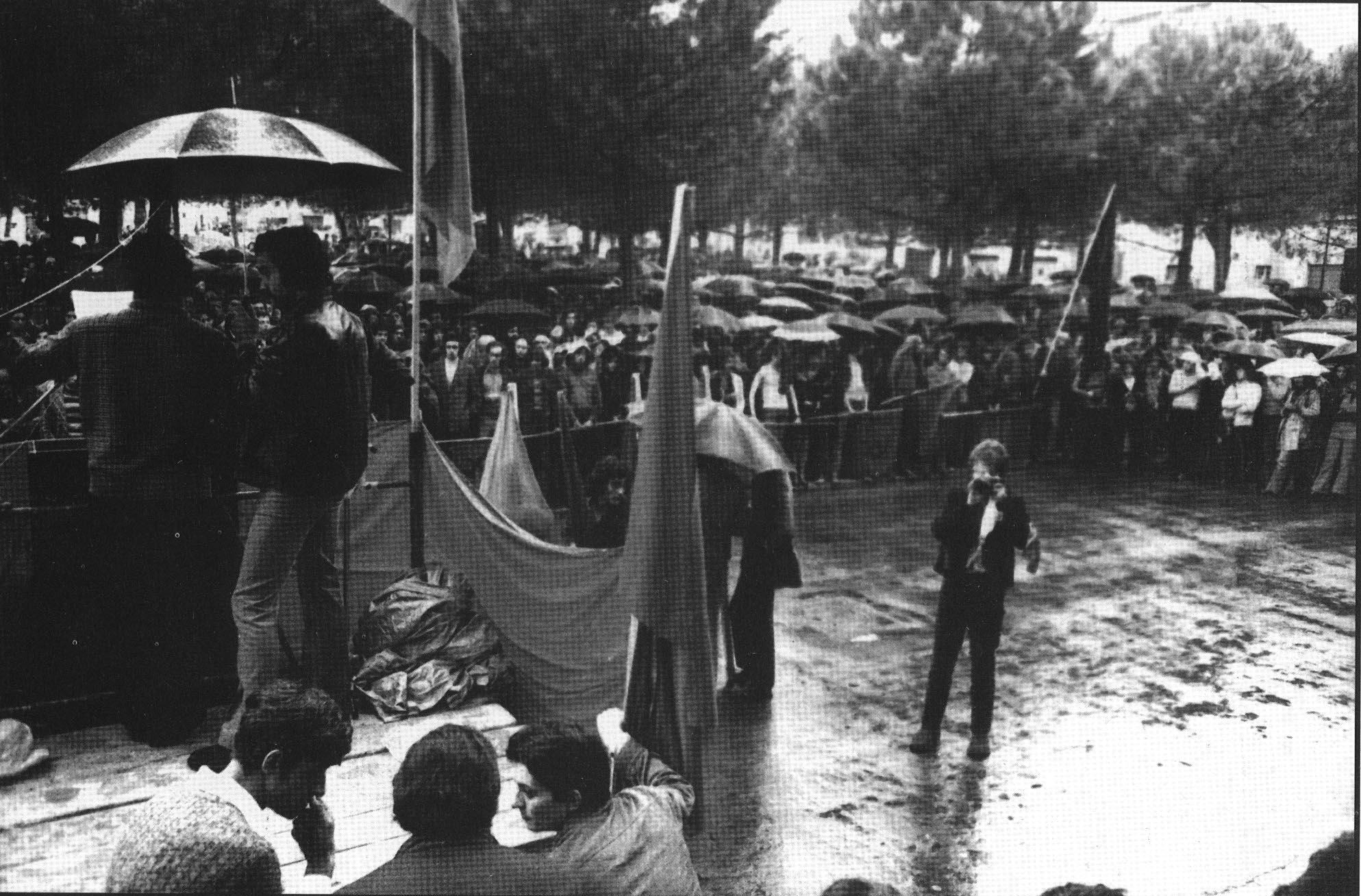 Sofri, di spalle sul palco, tiene il comizio del 13 maggio 1972 a Pisa. La foto appartiene all'Archivio Biblioteca Franco Serantini di Pisa, fondo fotografico di Antonio Vinciguerra