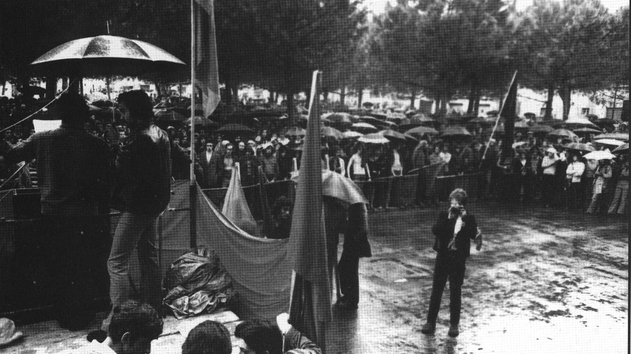 Sofri, di spalle sul palco, tiene il comizio del 13 maggio 1972 a Pisa. La foto appartiene all'Archivio Biblioteca Franco Serantini di Pisa, fondo fotografico di Antonio Vinciguerra
