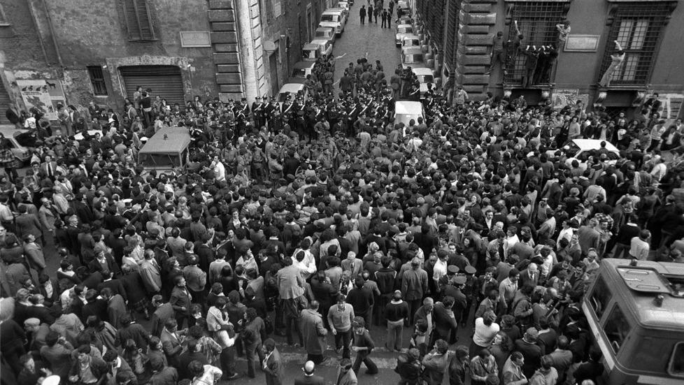Un’immagine storica di via Caetani, 40 anni fa, dopo il ritrovamento del corpo di Aldo Moro