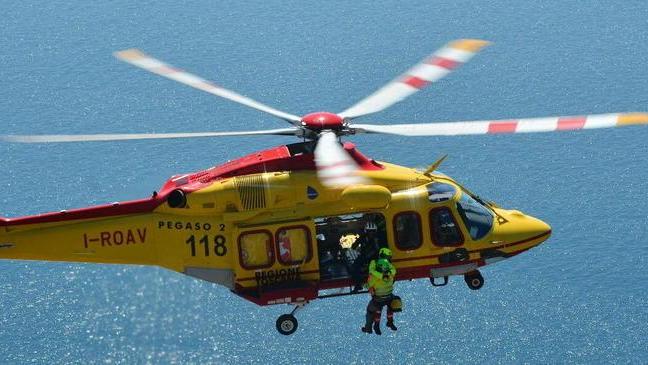 Va in escursione: scivola e cade per cinquanta metri
