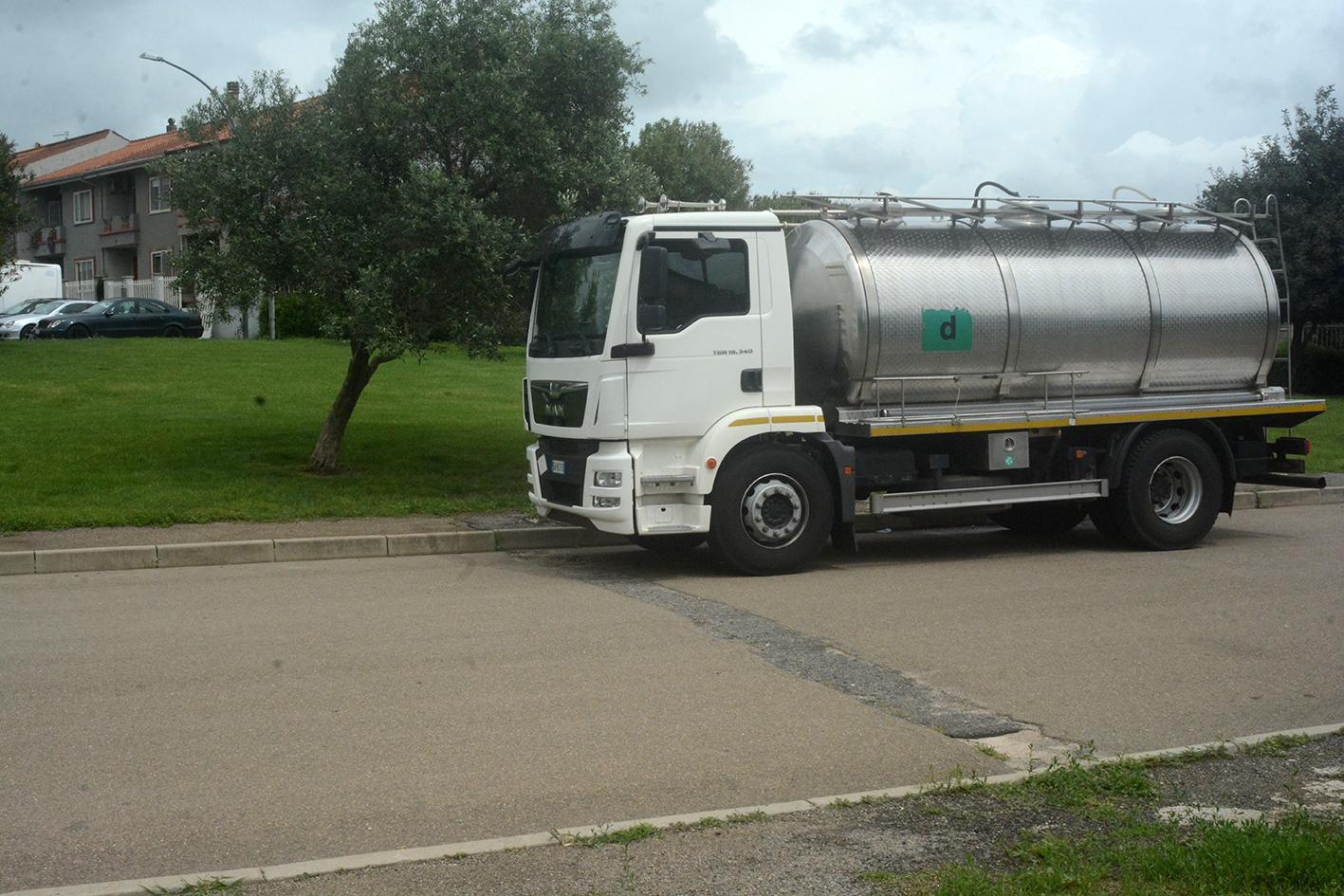 Un'autobotte per il rifornimento di acqua potabile
