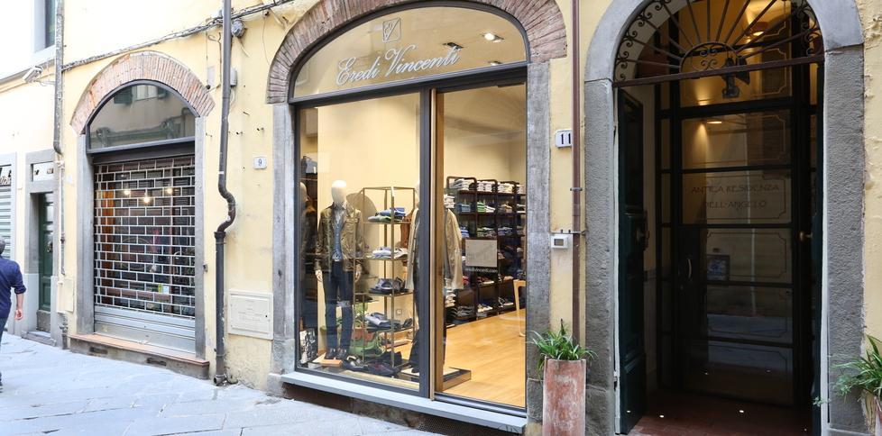 Coppia di insospettabili ruba jeans per 700 euro 