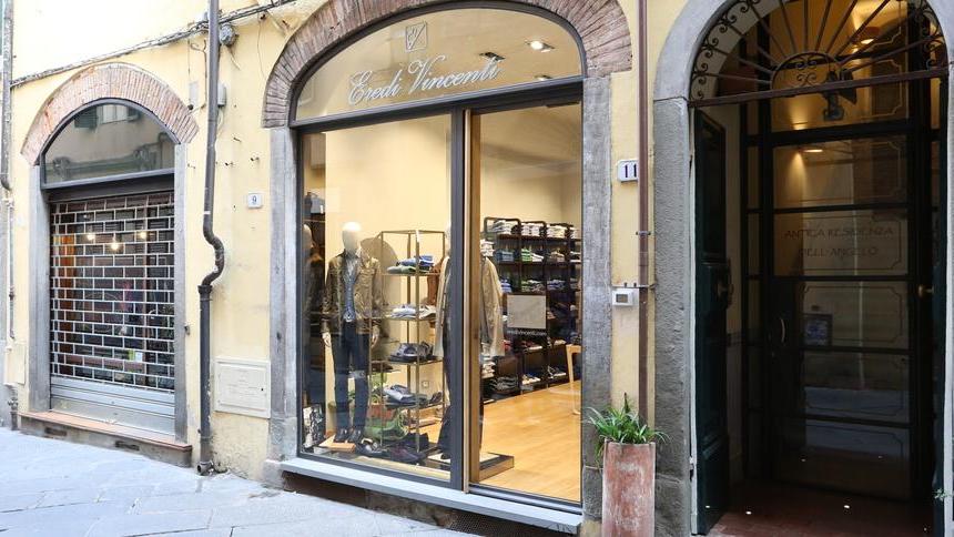 Coppia di insospettabili ruba jeans per 700 euro