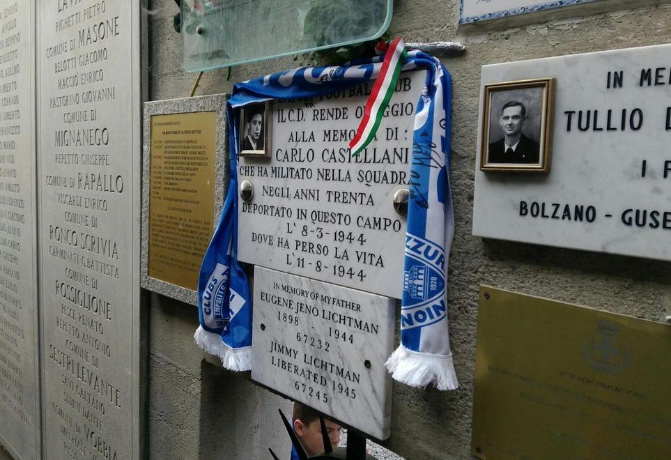 Una sciarpa azzurra sulla lapide che ricorda Castellani a Gusen 