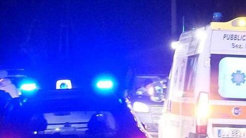 Volano nel fosso su uno scooter rubato: gambe fratturate