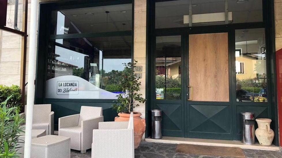 Sfondano la porta per rubare soldi e tabacchi
