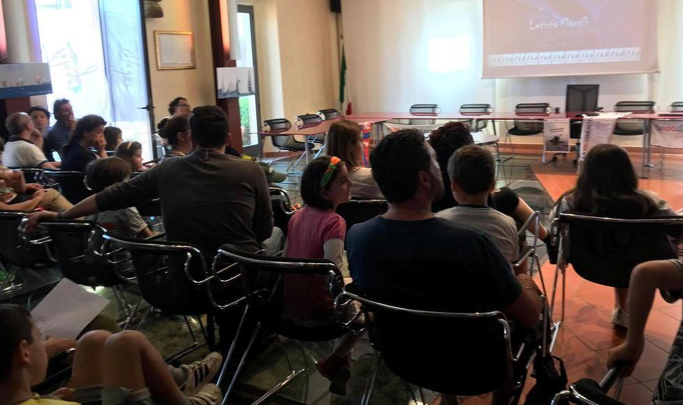 Tanti bambini “a caccia” di delfini 