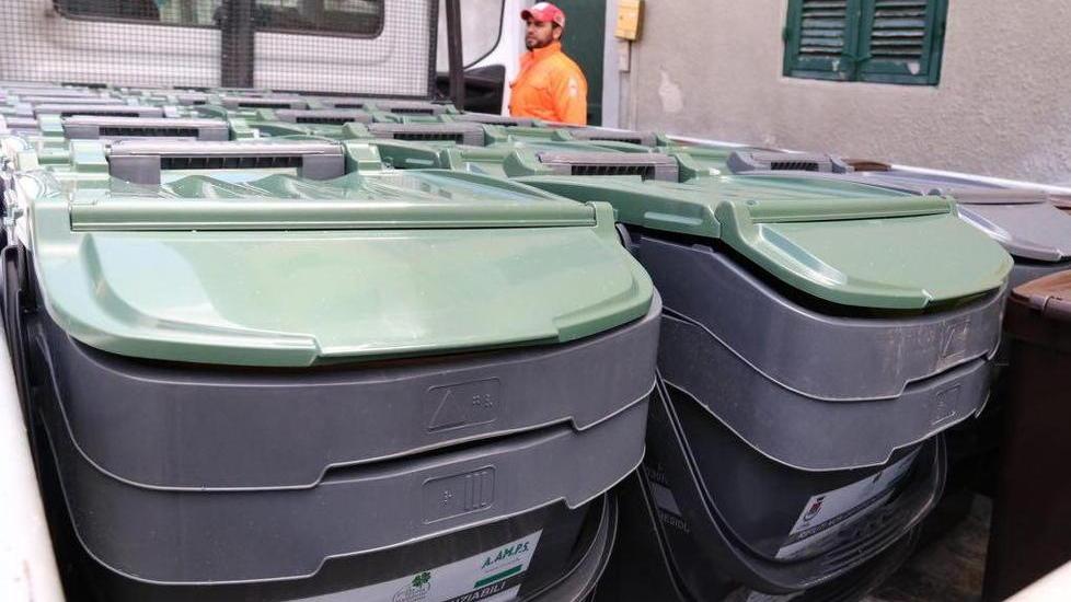 Bidoncini fuori casa 24 ore oltre venti multe dei vigili