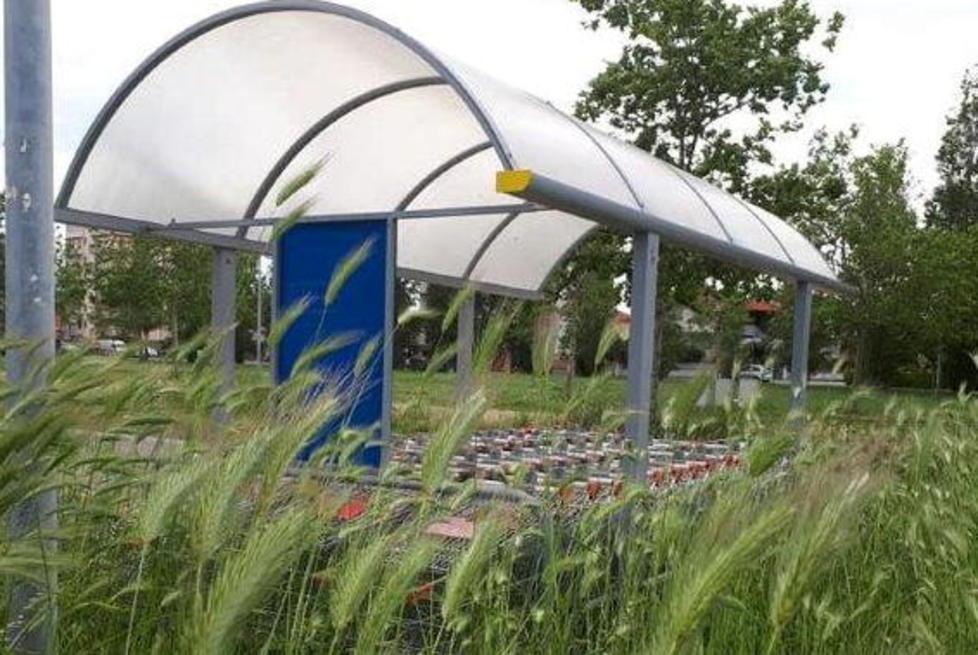 Zone a verde e parchi pubblici invasi dall’erba 