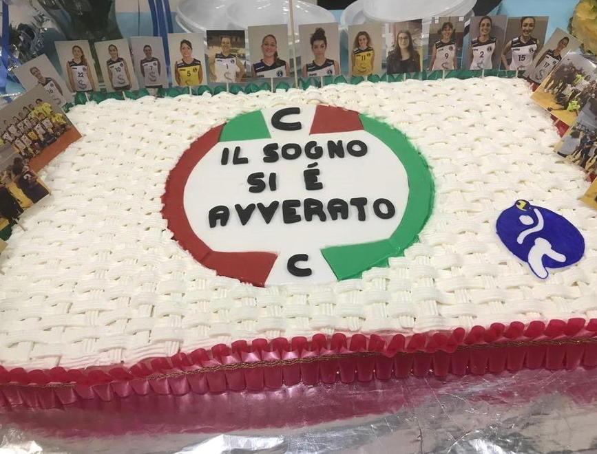 Tutti pazzi per il Follonica Festa, selfie e torta gigante 
