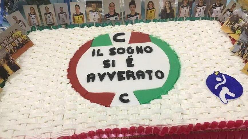 Tutti pazzi per il Follonica Festa, selfie e torta gigante