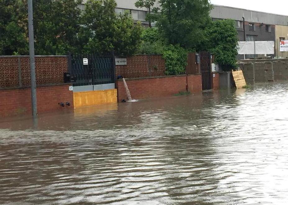 Piove: le fogne vanno in tilt Zona industriale allagata 