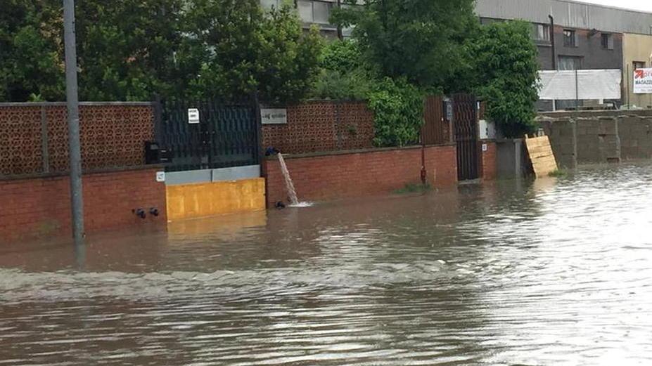 Piove: le fogne vanno in tilt Zona industriale allagata