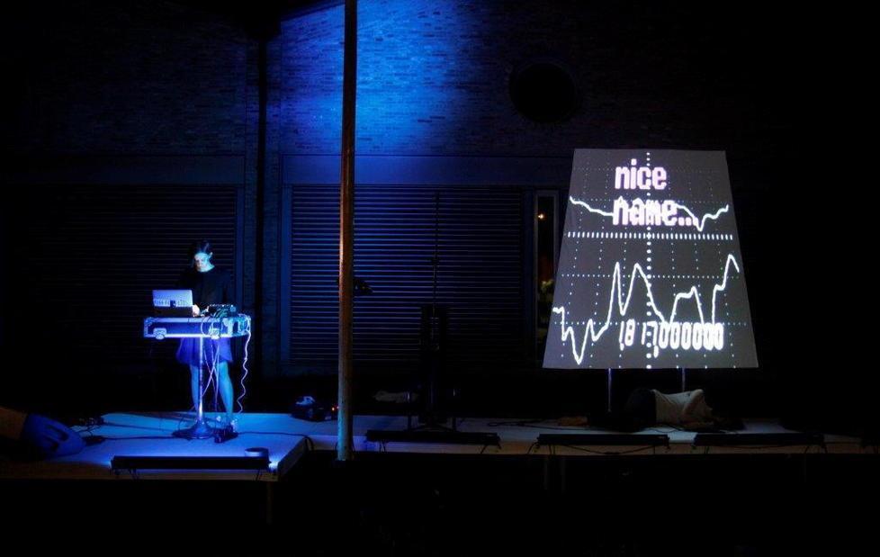 Musica elettronica e immagini così a teatro si ricorda Ustica