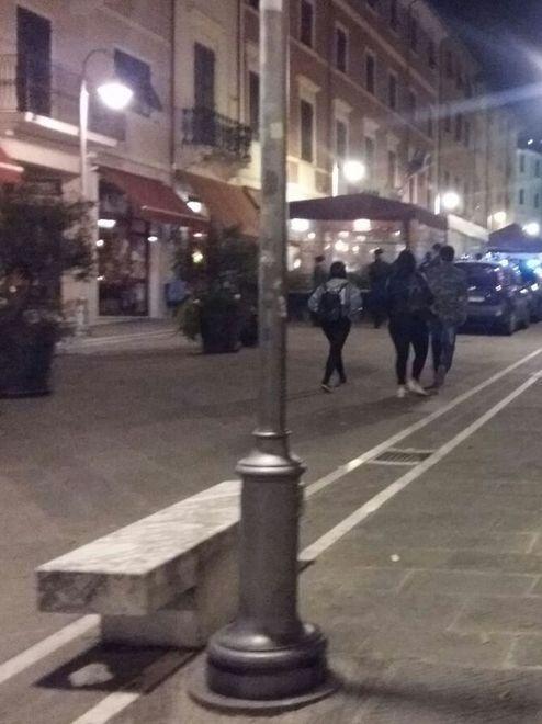 Minaccia un coetaneo col casco: denunciato 