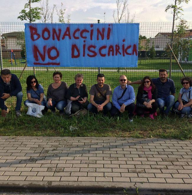 Maxi discarica: striscioni per contestare la Regione