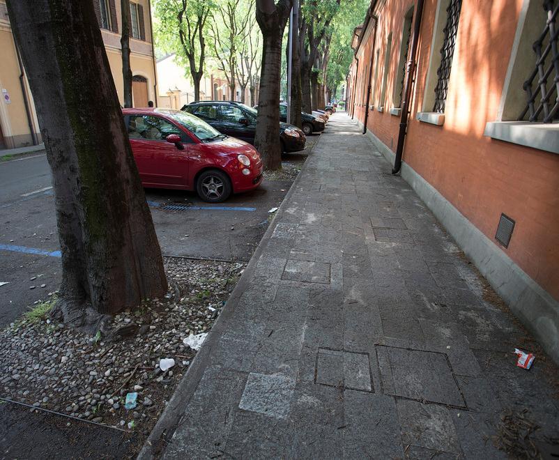 Via Poletti, una guerra infinita con i rifiuti