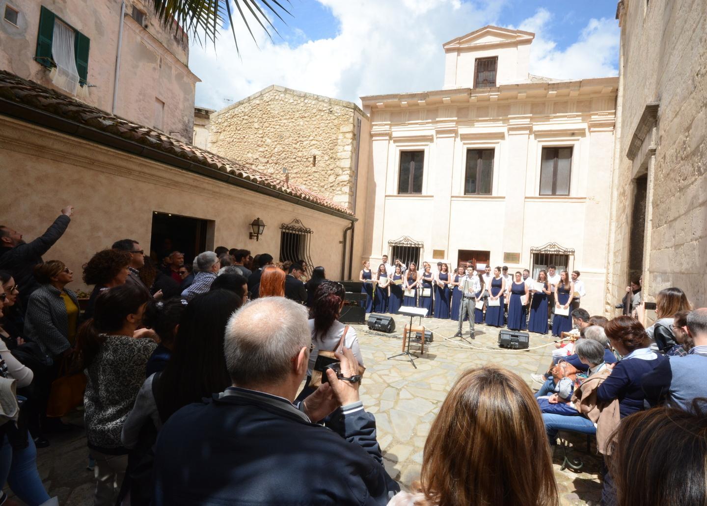 Grande folla tra le bellezze cittadine