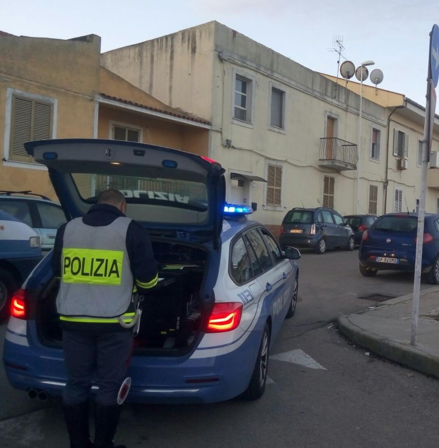 I ladri rubano un’auto e saccheggiano un negozio
