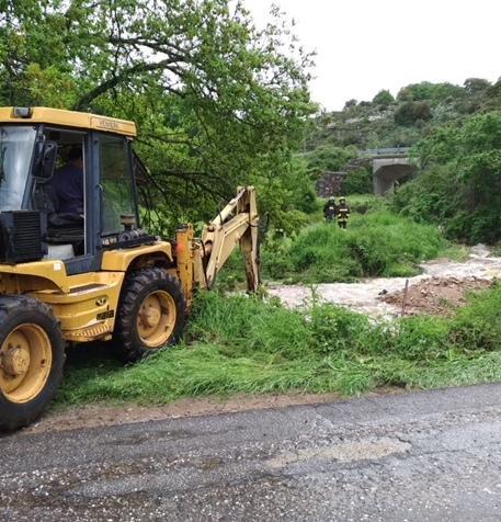 Esonda un torrente, strade chiuse
