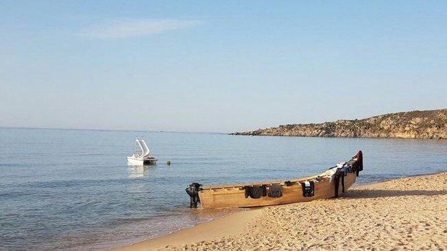 Riprendono gli sbarchi: 32 algerini arrivano sulla spiaggia di Porto Pino