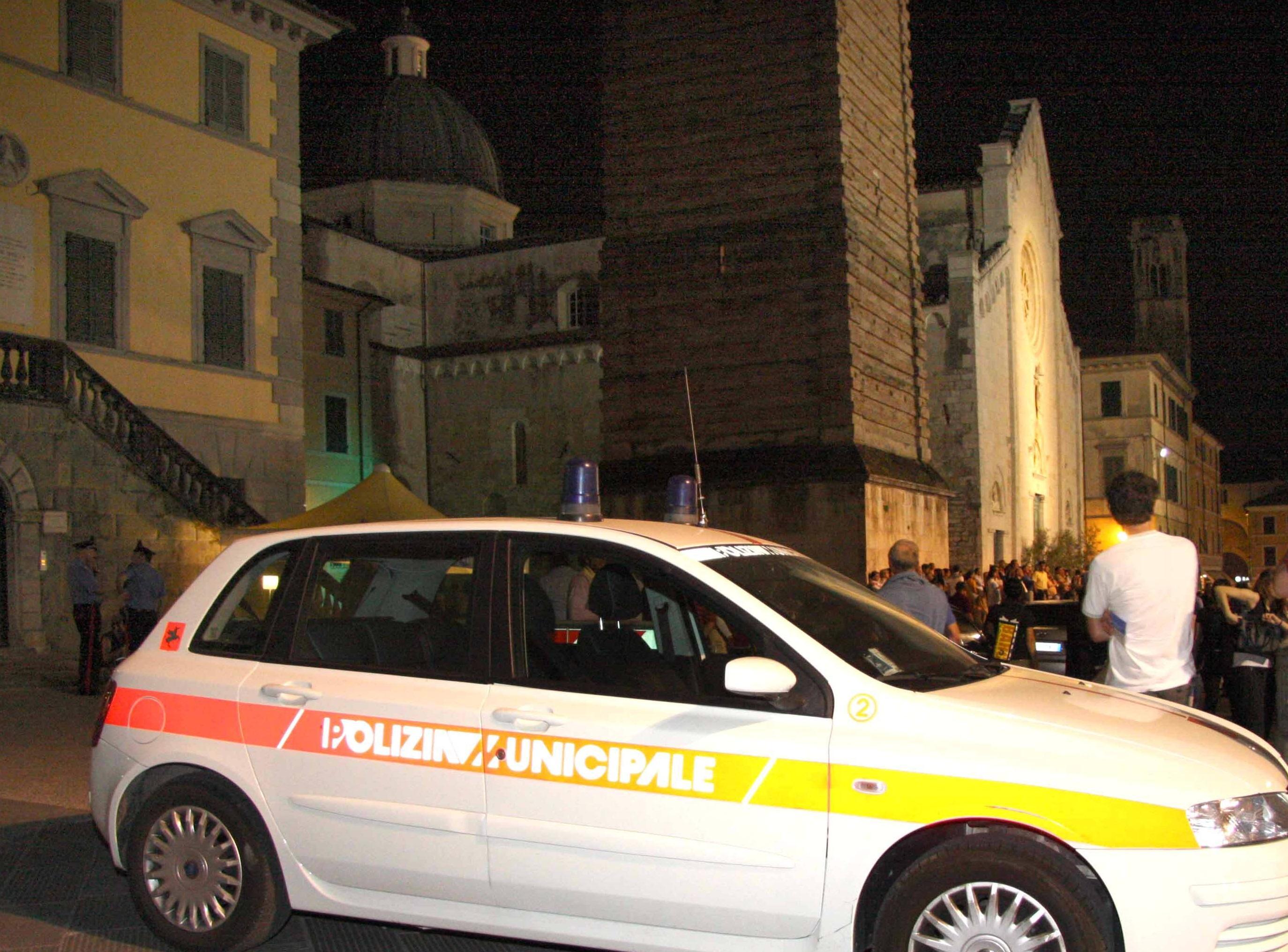 Controlli della polizia municipale a Pietrasanta