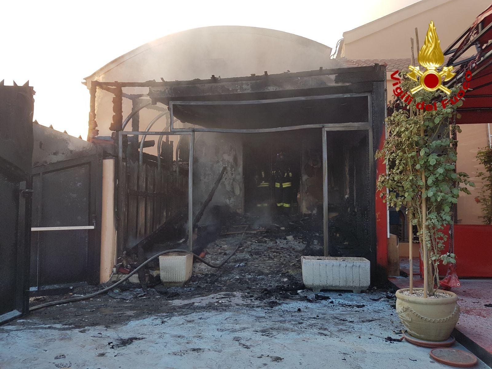 L'ingresso del locale completamente danneggiato dalle fiamme