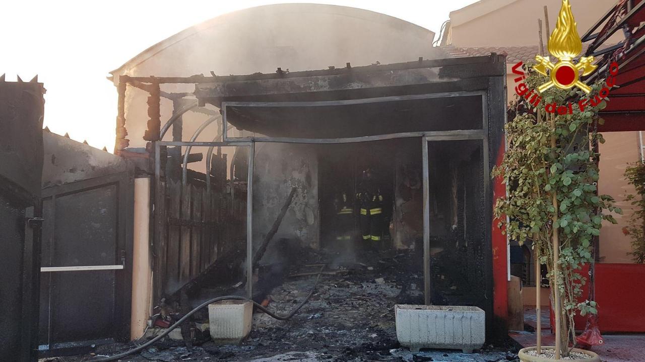 L'ingresso del locale completamente danneggiato dalle fiamme