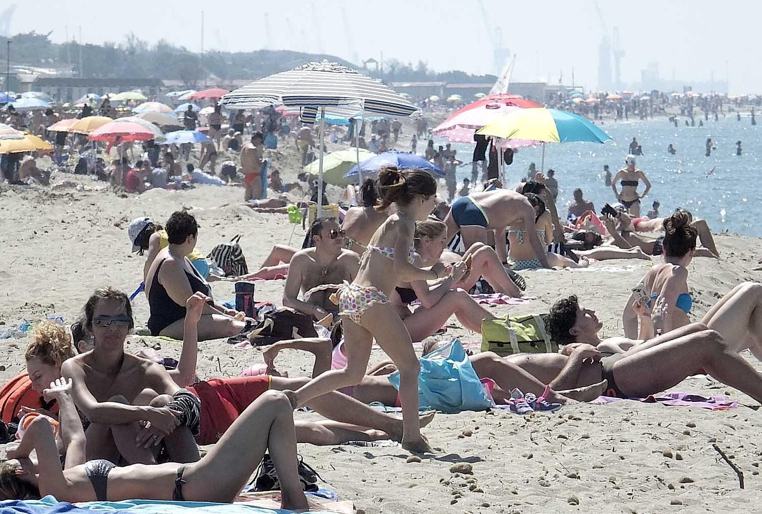 Assalto di turisti al mare in un fine settimana di aprile (Foto Fabio Muzzi)