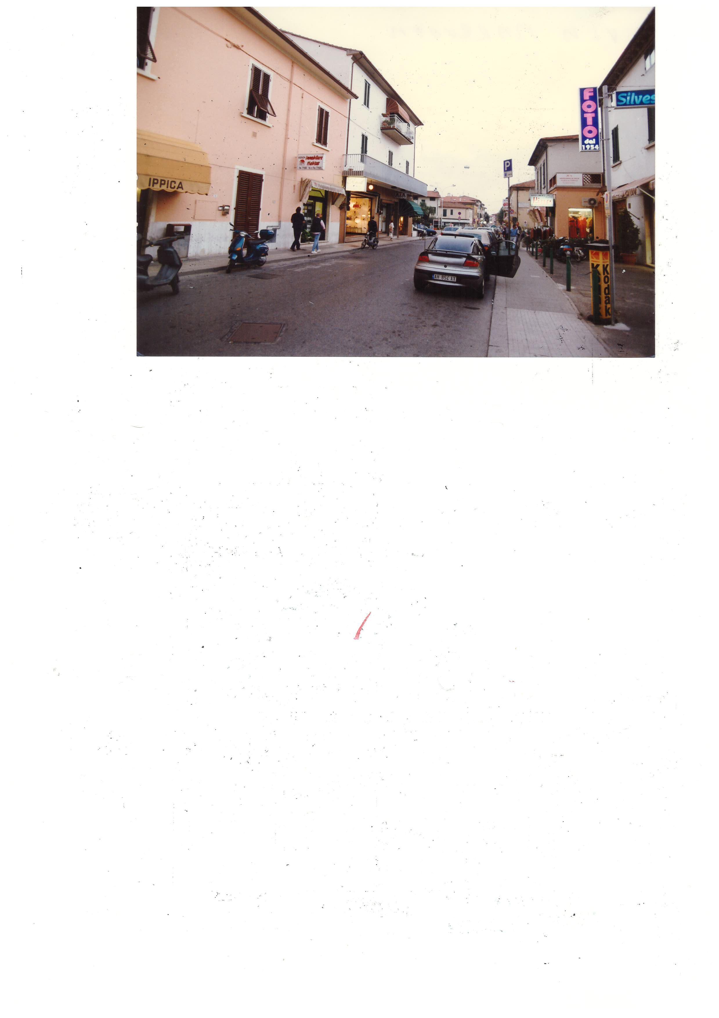 Un’immagine di via Marruota negli anni ’90, subito dopo il passaggio a livello che la divide dalla zona nord