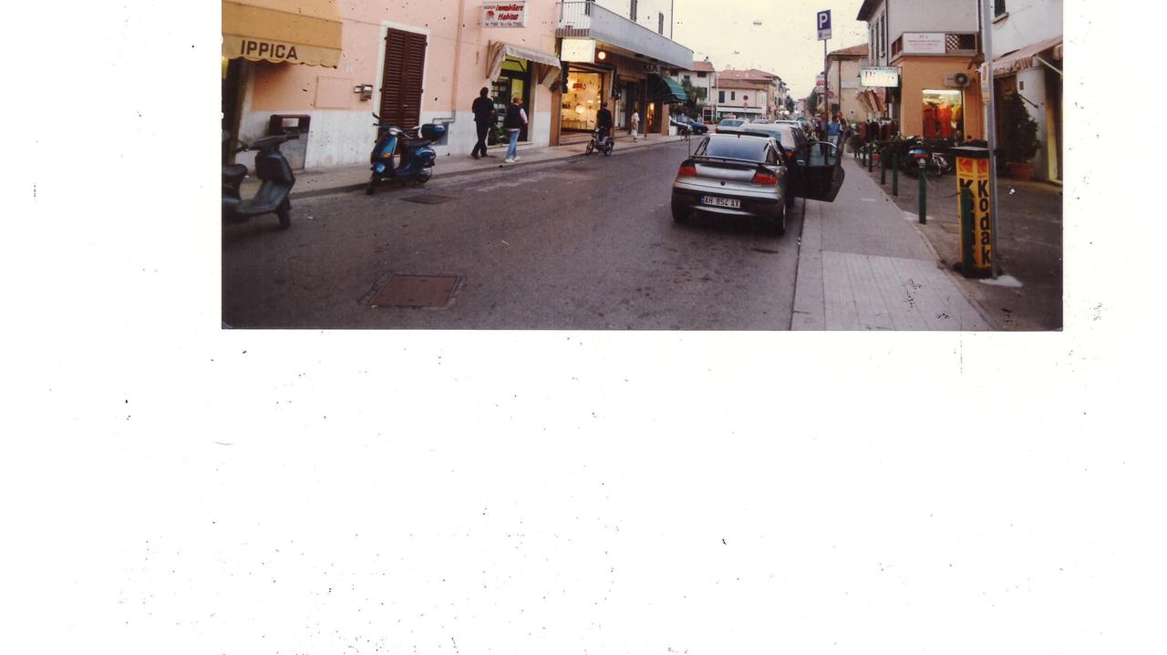 Un’immagine di via Marruota negli anni ’90, subito dopo il passaggio a livello che la divide dalla zona nord
