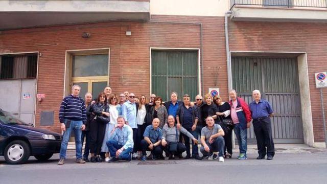 Foto di gruppo davanti al commissariato di via Baldinucci 